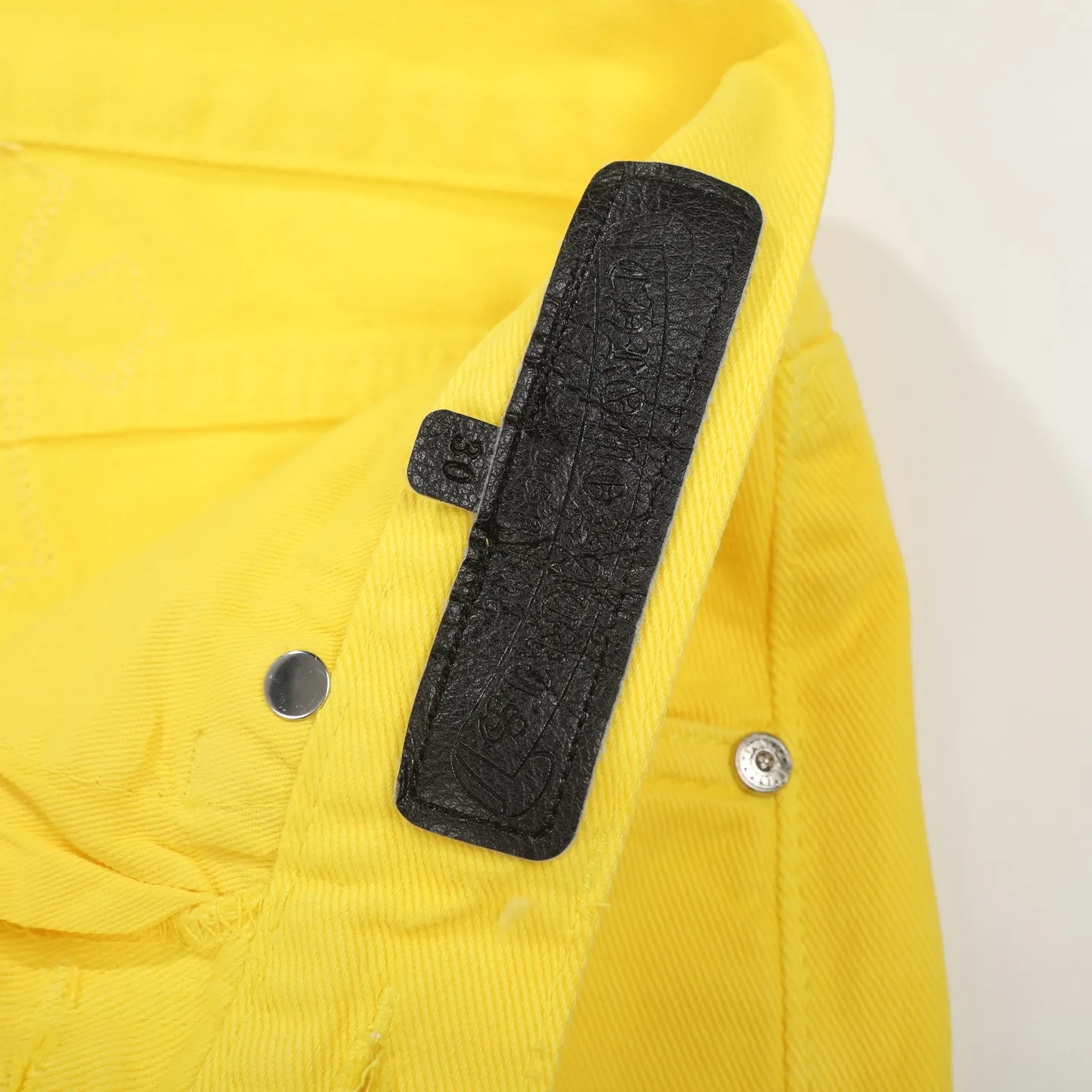 P280 Chrome hearts CH Fan Chengcheng's same style New York limited large leather label dopamine yellow jeans Special Italian cowhide printed and cut Customized sheepskin three-layer thick thread leather The whole body is spliced in heavy water washing craftsman's hand-splashed ink You can see the details Three-dimensional cutting version Loose and comfortable, not picky about the figure Make you taller and slimmer Factory Seiko Original quality control Same style for men and women Can be matched with couples Versatile recommendation Necessary jeans for all seasons Color: lemon yellow Size: s m l xl